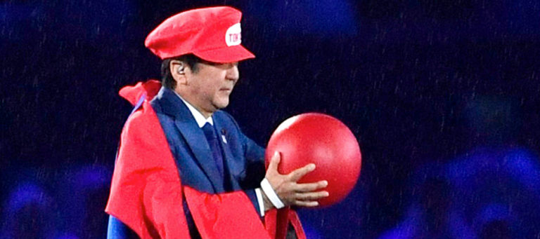 Primer ministro de Japón recibe los Juegos vestido de Mario Bros