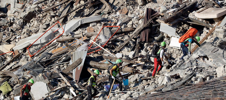 Rescatistas buscan sobrevivientes y sube la cifra 250 muertos en Italia por terremoto