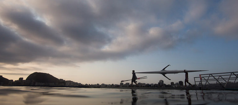 Un equipo de remo carga con su embarcación para entrenar antes de competir en los Juegos Olímpicos, en Río de Janeiro, Brasil