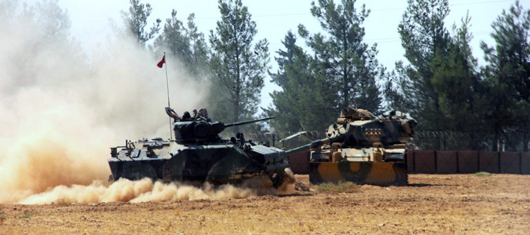Turquía lanza ofensiva en frontera con Siria
