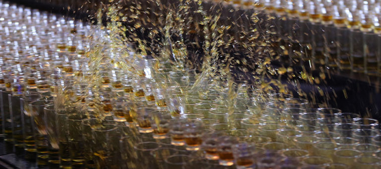 Dubai busca record con vasos de whisky
