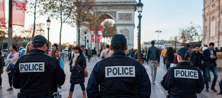 Paris en alerta por el hallazgo de un carro con bombas de gas
