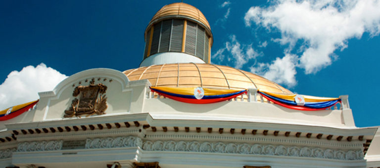 Asamblea Nacional venezolana busca restituir orden constitucional en Venezuela
