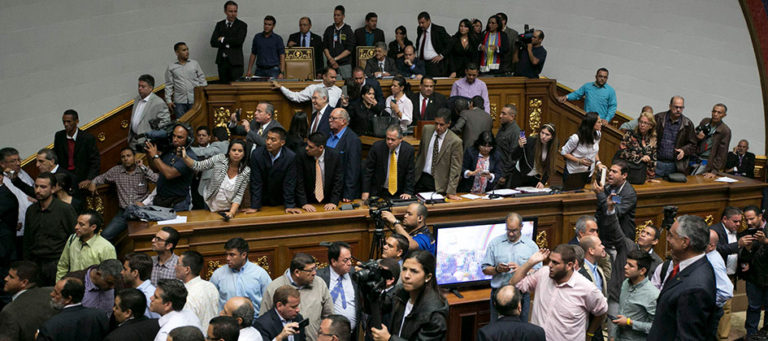 Crisis en Venezuela: Parlamento acuerda juicio contra Maduro