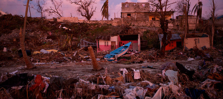 Haití empieza a recibir ayudas entre creciente desesperación