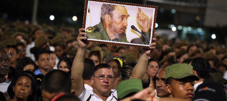 Adiós a Fidel Castro le dice parte de su pueblo en la Plaza de la Revolución