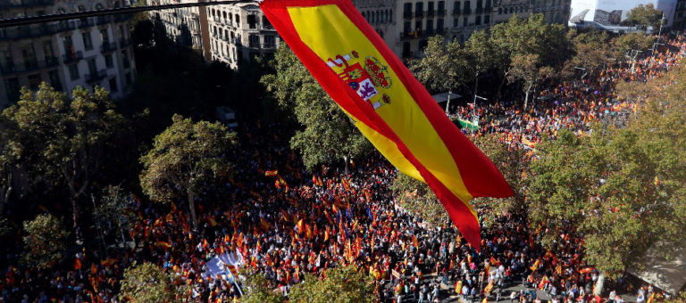 Fractura en Cataluña: Miles de personas marchan en contra de la independencia